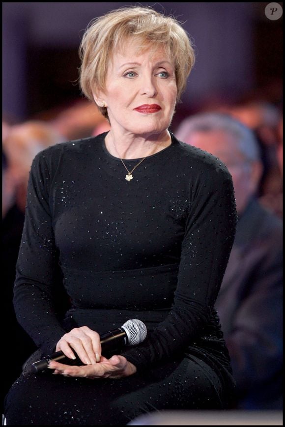 La perte est importante pour le monde de la musique, mais aucun artiste ne pourra lui rendre un dernier hommage. 

En effet, ce 4 juin, Jean-François Guyot a révélé qu'aucun hommage ne sera rendu à Nicole Croisille après sa mort. Une précision transmise par son agent Jacques Metges. "Selon les souhaits de l'artiste, il n'y aura aucune cérémonie", a-t-il ainsi souligné. Les obsèques de la chanteuse auront donc lieu dans la plus stricte intimité. Pas de personnalités. Pas de cérémonie. Selon nos informations, il s'agit d'une crémation. Malgré cette absence de cérémonie, ils sont quelques uns à avoir salué la mémoire de Nicole Croisille. "Elle a été la voix de ma vie. Elle a été une confidente, une amie, une muse. C'est une femme formidable à la fois derrière un micro, mais dans la vie, elle avait tout, tout, tout. Elle savait tout faire. Elle savait rebondir en permanence, avait un sens de l'improvisation incroyable. Pour moi, à titre personnel, c'est un grand départ", a ainsi confié Claude Lelouch, dans l'émission Bonjour! sur TF1. Rappelons qu'elle était notamment connue pour le morceau Un homme et une femme, bande originale du film éponyme du réalisateur. Le cinéaste n'est bien entendu pas le seul à lui avoir rendu hommage. On a ainsi pu lire la réaction de Nikos Aliagas à son décès, mais aussi celle de Jean-Luc Reichmann.


Nicole Croisille dans Tenue de Soirée © Guillaume Gaffiot/Bestimage