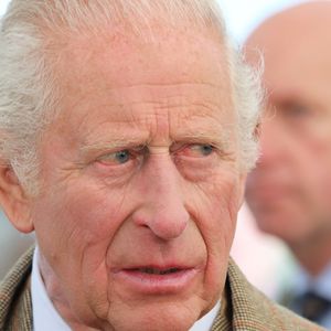 Durant son combat contre la maladie, le roi est très bien entouré.

Le roi Charles III durant les Highlang Games en mai 2025 en Ecosse. © GOFF  / BESTIMAGE