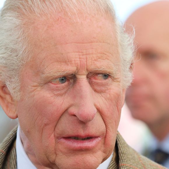 Durant son combat contre la maladie, le roi est très bien entouré.

Le roi Charles III durant les Highlang Games en mai 2025 en Ecosse. © GOFF  / BESTIMAGE