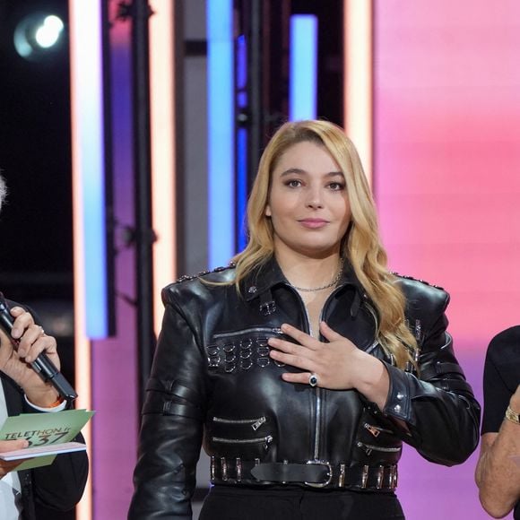 Depuis, mis à part des apparitions ponctuelles comme au Téléthon 2025, elle n'a reçu aucune autre proposition. 

Santa (marraine de l'édition 2025), Nagui, Sophie Davant lors de la deuxième soirée de la 39ème édition du Téléthon sur France 2 aux Studios du Lendit à Saint-Denis, France, le 6 décembre 2025. Les trente heures du Téléthon 2025 s'achèvent sur un compteur de 83,5 millions d'euros. © Anne-Sophie Guebey/Bestimage