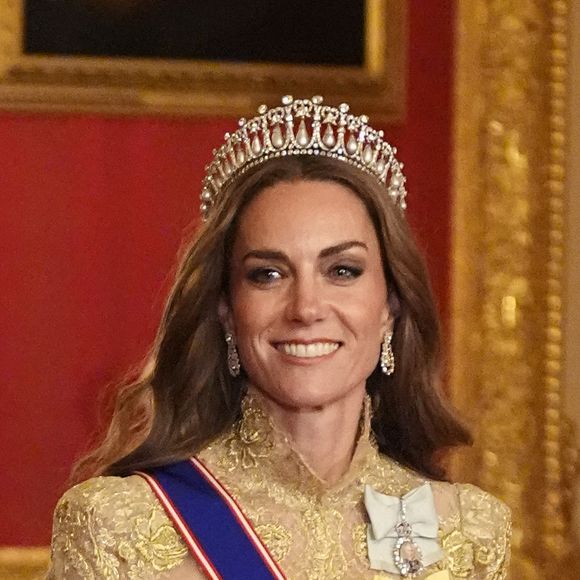 Durant le dîner, les positions n'ont pas changé avec Kate Middleton à côté de Michael Boulos. 

Kate Middleton lors du banquet d'Etat organisé pour Donald et Melania Trump au château de Windsor. © PA Photo/ Bestimage