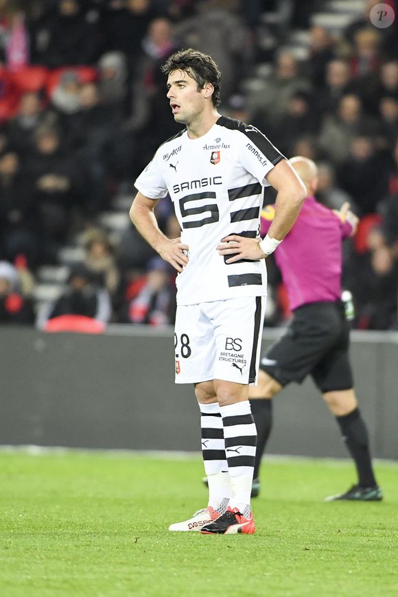 Yoann Gourcuff - Karine Ferri encourage son compagnon Yoann Gourcuff lors du match Psg-Rennes au Parc des Princes à Paris le 6 novembre 2016.  (victoire 4-0 du Psg)  © Pierre Perusseau/Bestimage