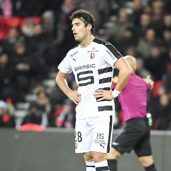 Yoann Gourcuff - Karine Ferri encourage son compagnon Yoann Gourcuff lors du match Psg-Rennes au Parc des Princes à Paris le 6 novembre 2016.  (victoire 4-0 du Psg)  © Pierre Perusseau/Bestimage