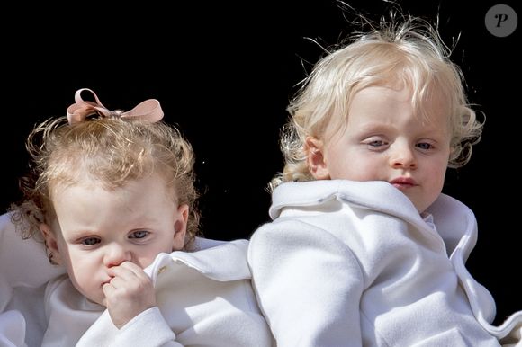 Le Prince Albert II de Monaco, la Princesse Charlène et leurs jumeaux la Princesse Gabriella et le Prince Jacques apparaissent au balcon du Palais Grimaldi dans le cadre des célébrations de la Fête Nationale de Monaco également connue sous le nom de Fête du Prince Souverain, à Monaco le 19 novembre 2016. Photo by Robin Utrecht/ABACARESS.COM