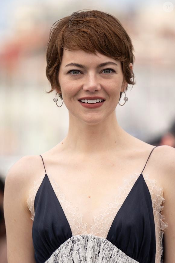 Le jeune homme avait appelé l'actrice "Emily" et s'était fait corriger par un membre de l'équipe.

Emma Stone au photocall de Eddington lors du 78ème Festival International du Film de Cannes, au Palais des Festivals à Cannes, France, le 17 mai 2025. © Jacovides-Moreau/Bestimage