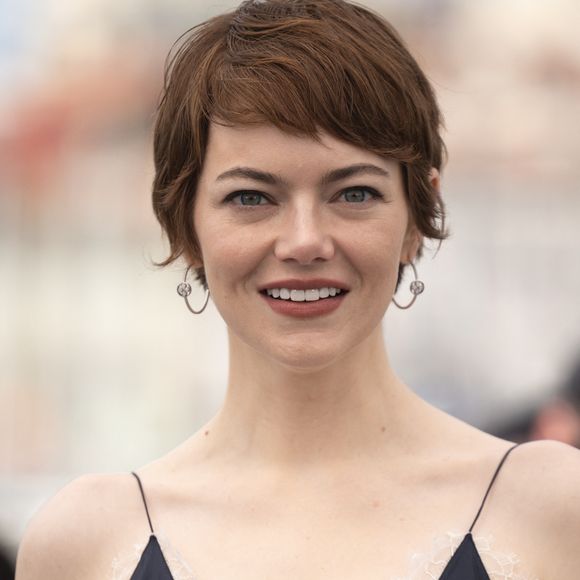 Le jeune homme avait appelé l'actrice "Emily" et s'était fait corriger par un membre de l'équipe.

Emma Stone au photocall de Eddington lors du 78ème Festival International du Film de Cannes, au Palais des Festivals à Cannes, France, le 17 mai 2025. © Jacovides-Moreau/Bestimage
