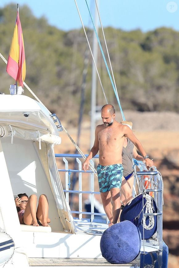 Exclusif - Pep Guardiola en vacances en famille à Ibiza le 24 juin 2016.  Il est accompagné de sa femme Cristina Serra (bikini rose)  et de leurs trois enfants Maria (16 ans), Marius (13 ans) et Valentina (8 ans). GTRES / BESTIMAGE