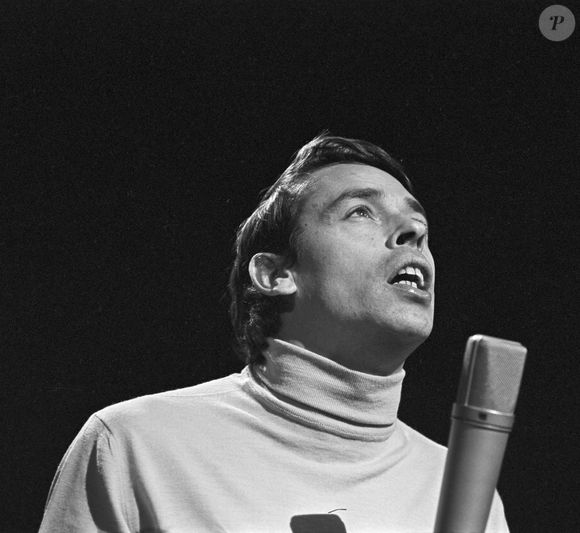 Archives - Jacques Brel sur le plateau de l'émission "Le Palmarès des chansons". Le 11 novembre 1966 © Jean Lenoir via Bestimage