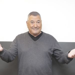 Jean-Marie Bigard pose en marge de sa venue sur le plateau de l’enregistrement de l’émission "Face à Hanouna" présentée par P.De La Tour Du Pin et diffusée sur C8 le 17 novembre 2024, à Paris, France, le 14 novembre 2024.

© Jack Tribeca/Bestimage