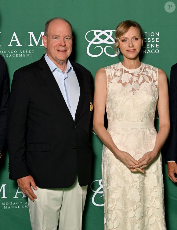 Le prince Albert II de Monaco et la princesse Charlene lors du 19ème trou de golf de la Princess of Monaco Cup 2025 dans les Jardins des Boulingrins, Place du Casino à Monaco le 16 septembre 2025. Le tournoi de golf Princess of Monaco Cup a été organisé pour la première fois en 2019. Ce tournoi est une ‘coupe des célébrités’ qui réunit des équipes autour de célébrités sportives. © Bruno Bebert / Bestimage