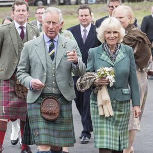 Le prince de Galles et la duchesse de Cornouailles, connus sous le nom de duc et duchesse de Rothesay en Écosse, posent les bondes sur les fûts lors d'une visite à la distillerie Ballindalloch dans l'Aberdeenshire, en Écosse, le 16 avril 2015. Charles. Photo par Danny Lawson/PA Wire/ABACAPRESS.COM