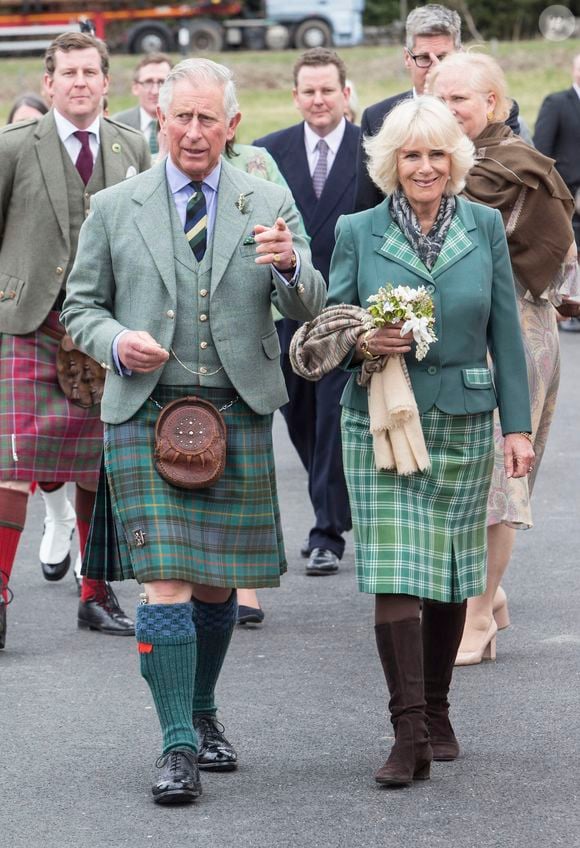 Le prince de Galles et la duchesse de Cornouailles, connus sous le nom de duc et duchesse de Rothesay en Écosse, posent les bondes sur les fûts lors d'une visite à la distillerie Ballindalloch dans l'Aberdeenshire, en Écosse, le 16 avril 2015. Charles. Photo par Danny Lawson/PA Wire/ABACAPRESS.COM