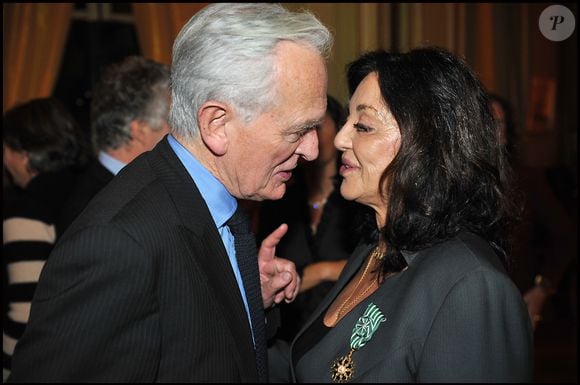 Gilles Jacob et Albina de Boisrouvray qui reçoit les insignes d'officier dans l'Ordre des arts et des lettres. Paris - 2011. (AGENCE / BESTIMAGE).