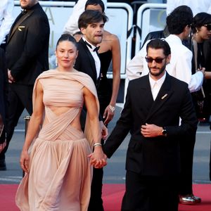 Pierre Niney et sa compagne Natasha Andrews - Montée des marches du film " Histoires parallèles " lors du 79ème Festival International du Film de Cannes, le 14 mai 2026. © Jacovides-Moreau / Bestimage