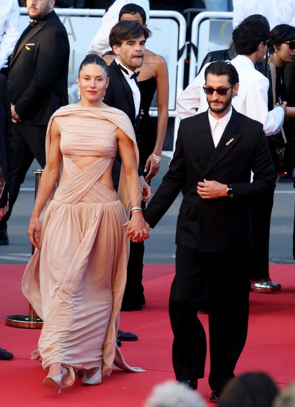 Pierre Niney et sa compagne Natasha Andrews - Montée des marches du film " Histoires parallèles " lors du 79ème Festival International du Film de Cannes, le 14 mai 2026. © Jacovides-Moreau / Bestimage