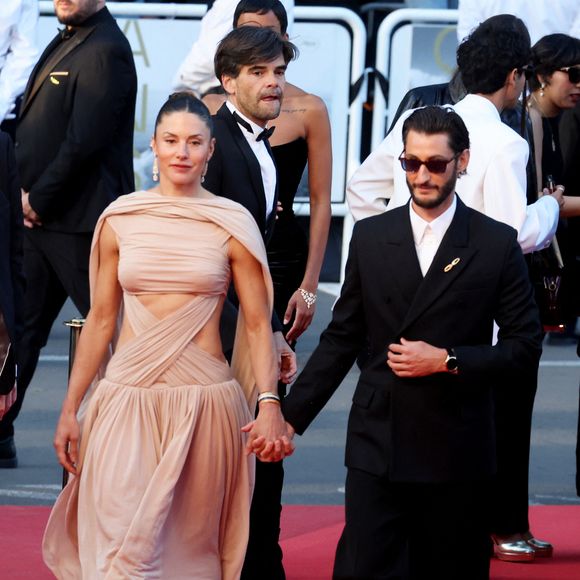 Pierre Niney et sa compagne Natasha Andrews - Montée des marches du film " Histoires parallèles " lors du 79ème Festival International du Film de Cannes, le 14 mai 2026. © Jacovides-Moreau / Bestimage