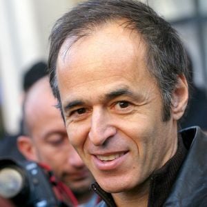 Le chanteur est souvent l'objet d'hommages de ses pairs. 

Le chanteur français Jean-Jacques Goldman participe à une marche silencieuse de plus de 1 000 personnes organisée par l'association "Ni Putes ni Soumises" à Marseille, dans le sud de la France, le 27 novembre 2004. Photo par Gerald Holubowicz/ABACA.
