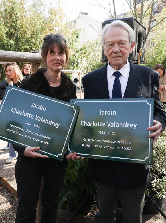 Exclusif - Aude (soeur de Charlotte Valandrey) et Jean-Pierre Pascal (Père de Charlotte Valandrey) lors de la cérémonie de dénomination d’un jardin en hommage à Charlotte Valandrey, au 17 rue Hector Malot dans le XIlème arrondissement de Paris, France, le 4 avril 2025. © Coadic Guirec/Bestimage