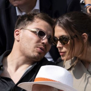 Antoine Dupont et sa compagne Iris Mittenaere en tribunes lors de la finale messieurs des Internationaux de France de Tennis de Roland Garros 2025 (jour 15), à Paris, France, le 8 juin 2025. © Cyril Moreau/Bestimage
