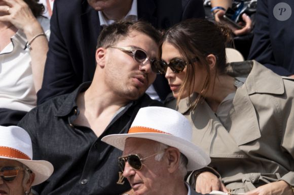 Antoine Dupont et sa compagne Iris Mittenaere en tribunes lors de la finale messieurs des Internationaux de France de Tennis de Roland Garros 2025 (jour 15), à Paris, France, le 8 juin 2025. © Cyril Moreau/Bestimage