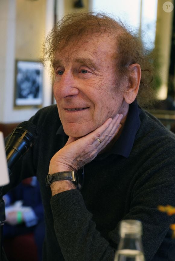 Alain Souchon lors de la 90ème édition au café Les Deux Magots, pour la causerie "L'esprit rive gauche selon A.Souchon", le 25 septembre 2023 à Paris. G.Boley est le lauréat de cette année pour son livre "A ma soeur et unique" (Ed. Grasset). 
© Denis Guigenbourg / Bestimage