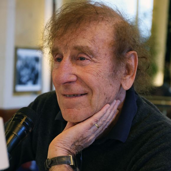 Alain Souchon lors de la 90ème édition au café Les Deux Magots, pour la causerie "L'esprit rive gauche selon A.Souchon", le 25 septembre 2023 à Paris. G.Boley est le lauréat de cette année pour son livre "A ma soeur et unique" (Ed. Grasset). 
© Denis Guigenbourg / Bestimage