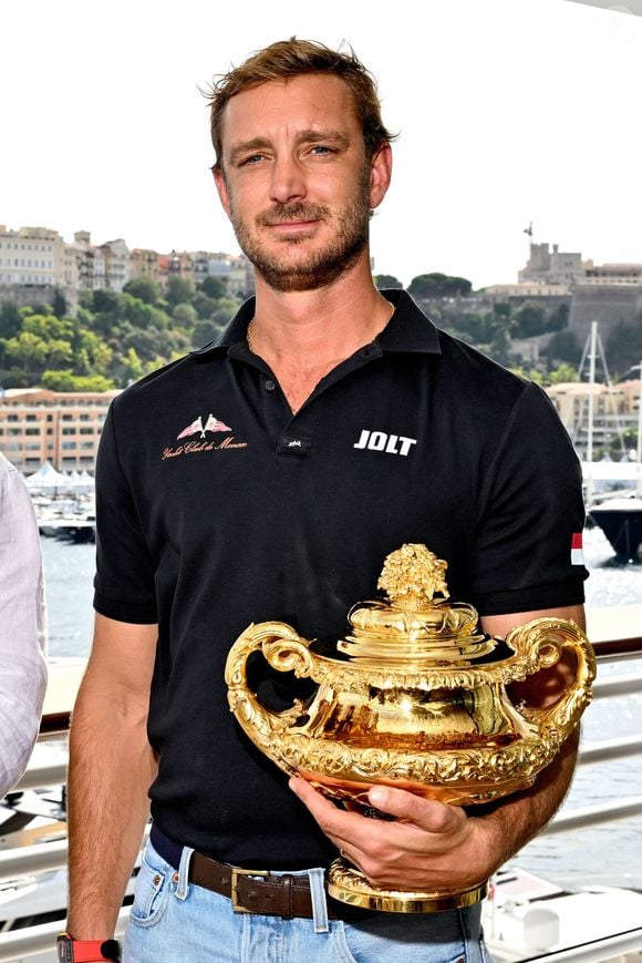 Il faut dire que son père s'est donné pour cette course de voiliers !

Le prince Albert II de Monaco a félicité les vainqueurs de l'Admiral’s Cup 2025, les 2 équipages du Yacht Club menés par Pierre Casiraghi, vice-président du Y.C.M. à la barre de Jolt 6 et Peter Harrison sur Jolt 3, le 14 septembre 2025
 © Bruno Bebert / Bestimage