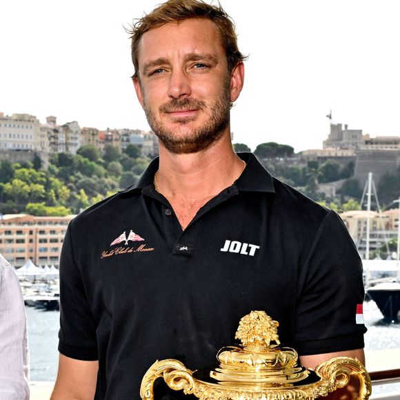 Il faut dire que son père s'est donné pour cette course de voiliers !

Le prince Albert II de Monaco a félicité les vainqueurs de l'Admiral’s Cup 2025, les 2 équipages du Yacht Club menés par Pierre Casiraghi, vice-président du Y.C.M. à la barre de Jolt 6 et Peter Harrison sur Jolt 3, le 14 septembre 2025
 © Bruno Bebert / Bestimage