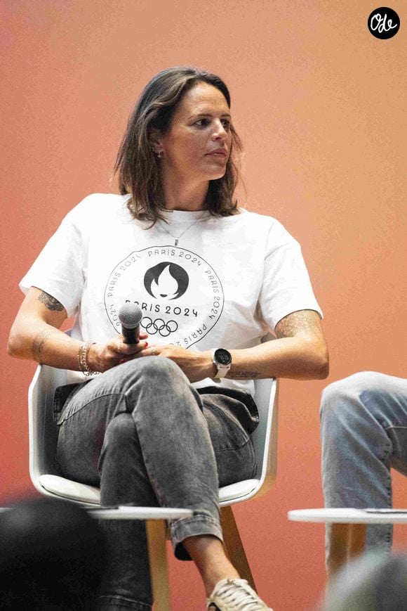 L'ancienne championne olympique apparaît en pleine séance sur l'eau, tout comme sa fille Manon Bousquet, qui s'essaie elle aussi à la discipline. 

Laure Manaudou - Dévoilement du parcours du relais de la flamme des Jeux Olympiques de Paris 2024 dans la grand amphitheatre de la Sorbonne à Paris le 23 juin 2023.