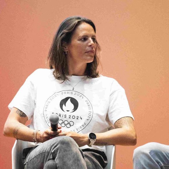 L'ancienne championne olympique apparaît en pleine séance sur l'eau, tout comme sa fille Manon Bousquet, qui s'essaie elle aussi à la discipline. 

Laure Manaudou - Dévoilement du parcours du relais de la flamme des Jeux Olympiques de Paris 2024 dans la grand amphitheatre de la Sorbonne à Paris le 23 juin 2023.