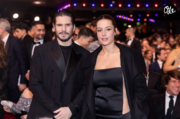 Aujourd'hui, le comédien file le parfait amour avec Adèle Exarchopoulos, à qui il a donné la réplique dans "BAC Nord" et "L'Amour ouf".

Adèle Exarchopoulos et son compagnon François Civil lors de la 50ème édition de la cérémonie des César à l'Olympia à Paris, France, le 28 février 2025

© Dominique Jacovides - Olivier Borde / Bestimage
