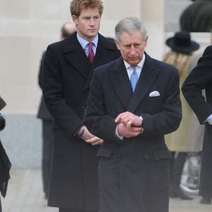 Une déclaration à la presse qui a dû agacer le roi Charles IIII qui aime la discrétion. 

Le roi Charles III et le prince William à Londres  dans les années 2000.
Backgrid USA / Bestimage
