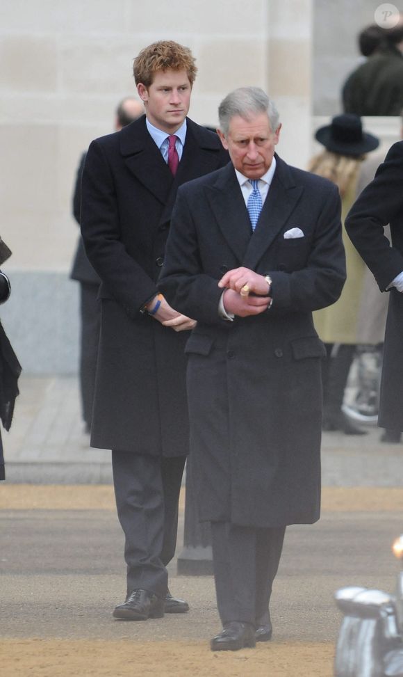 Une déclaration à la presse qui a dû agacer le roi Charles IIII qui aime la discrétion. 

Le roi Charles III et le prince William à Londres  dans les années 2000.
Backgrid USA / Bestimage