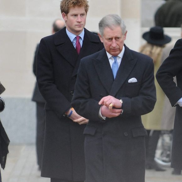Une déclaration à la presse qui a dû agacer le roi Charles IIII qui aime la discrétion. 

Le roi Charles III et le prince William à Londres  dans les années 2000.
Backgrid USA / Bestimage