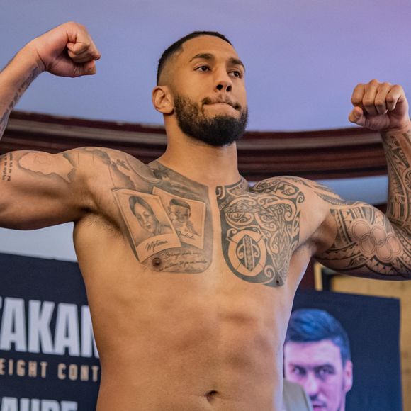 Et cette victoire célébrée le 17 mai dernier avait une saveur particulière
Le français Tony Yoka et le franco-camerounais Carlos Takam lors de la pesée officielle et de la conférence de presse la veille de leur combat international de 10 rounds des poids lourds à Paris, France, le 10 mars 2023. © Baptiste Autissier/Panoramic/B estimage