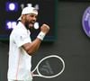 "C’est très compliqué de vivre du tennis car les frais sont très élevés alors que la pression des résultats est constante. Il faut savoir qu’une année tennistique coûte environ 50 000 €. Mais si vous voulez un kiné, c’est 10 000 € de plus par exemple" a-t-il ajouté, transparent sur ses finances.
Laurent Lokoli (FRA) dispute son premier tour du tournoi de Wimbledon 2023 à l'AELTC de Londres, le 3 juillet 2023. Photo : Corinne Dubreuil/ABACAPRESS.COM