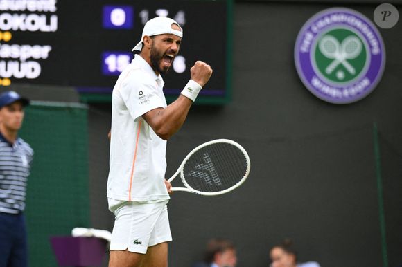 "C’est très compliqué de vivre du tennis car les frais sont très élevés alors que la pression des résultats est constante. Il faut savoir qu’une année tennistique coûte environ 50 000 €. Mais si vous voulez un kiné, c’est 10 000 € de plus par exemple" a-t-il ajouté, transparent sur ses finances.

Laurent Lokoli (FRA) dispute son premier tour du tournoi de Wimbledon 2023 à l'AELTC de Londres, le 3 juillet 2023. Photo : Corinne Dubreuil/ABACAPRESS.COM