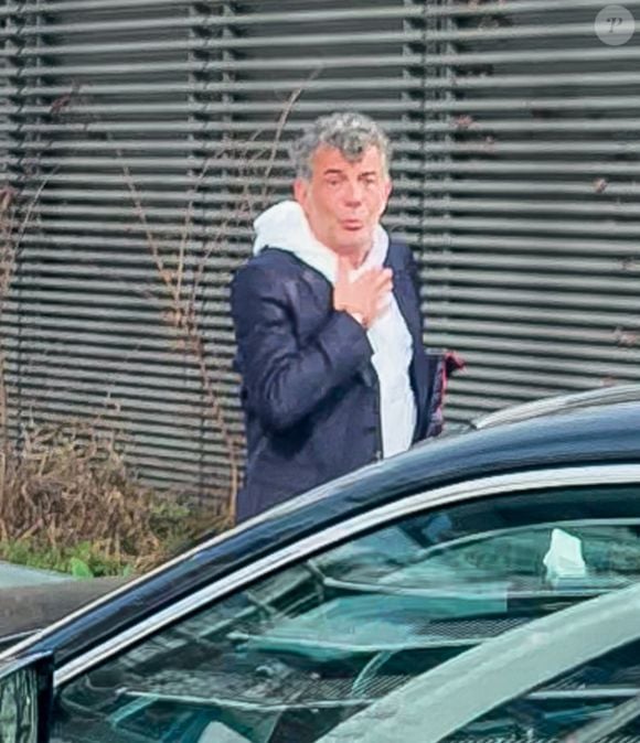 Stéphane Plaza en larmes à la sortie de son procès après avoir été reconnu coupable de "violences habituelles par concubin" et condamné à 12 mois de prison avec sursis, à Paris, France, le 18 février 2025. © Yehiel Chekroune/Bestimage