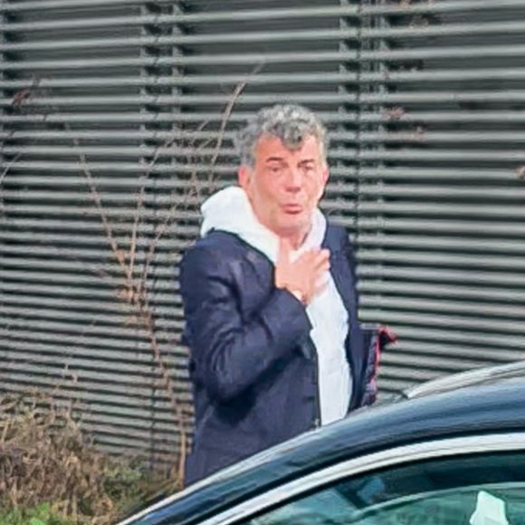 Stéphane Plaza en larmes à la sortie de son procès après avoir été reconnu coupable de "violences habituelles par concubin" et condamné à 12 mois de prison avec sursis, à Paris, France, le 18 février 2025. © Yehiel Chekroune/Bestimage