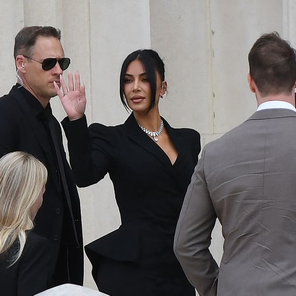 La star américaine Kim Kardashian, avec sa mère Kris Jenner et son avocat Michael Rhodes, est arrivée au procès de la rue tronchet des "Papys braqueurs" au palais de justice de Paris, France, le 13 mai 2025. La star américaine doit décrire cette nuit qui l’a «traumatisée», selon ses mots, 9 hommes et 1 femme sont jugés, soupconnés d'avoir participé au casse du siècle, en dérobant à la star 9 millions d'euros de bijoux dans la nuit du 2 au 3 octobre 2016. © Bestimage