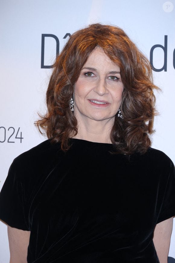 Valerie Lemercier assiste au dîner de gala qui suit la 49e cérémonie des César (récompenses du cinéma français), qui se tient au restaurant Fouquet's à Paris, France, le 23 février 2024 à Paris, France. Photo par Jerome Domine/ABACAPRESS.COM