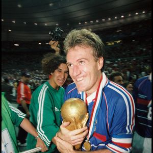 Après quatorze ans sur le banc des Bleus et une carrière de joueur marquée par le sacre mondial de 1998, Didier Deschamps s'apprête à tourner une immense page.

Didier Deschamps lors de la victoire de l'équipe de France lors de la Coupe du monde de football 1998, le 12 juillet 1998.

© JACOVIDES-COLIN / BESTIMAGE