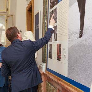 Visite de l’exposition « Le mariage du siècle » par S.A.S. le prince Albert II de Monaco, S.A.R. La princesse Caroline de Hanovre, S.A.S. la princesse Alexandra de Hanovre et les commissaires Thomas Fouilleron et Vincent Vatrican au palais princier de Monaco, le 17 juin 2026. © Jean-Charles Vinaj/Pool Monaco/Bestimage