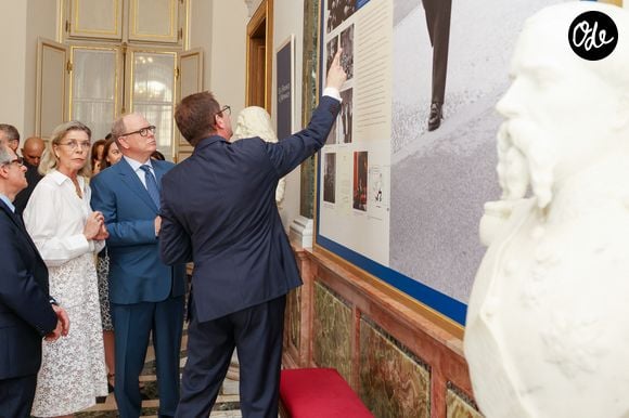 Visite de l’exposition « Le mariage du siècle » par S.A.S. le prince Albert II de Monaco, S.A.R. La princesse Caroline de Hanovre, S.A.S. la princesse Alexandra de Hanovre et les commissaires Thomas Fouilleron et Vincent Vatrican au palais princier de Monaco, le 17 juin 2026. © Jean-Charles Vinaj/Pool Monaco/Bestimage