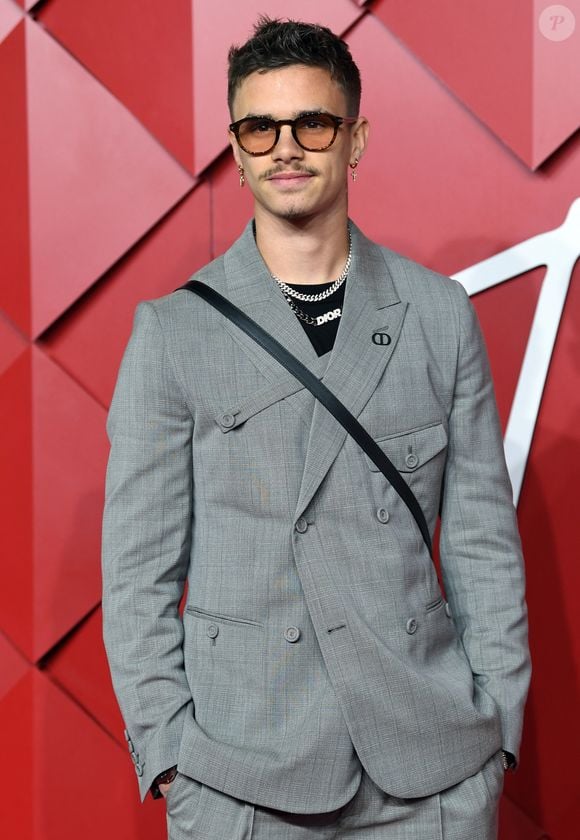 Romeo Beckham au photocall de la soirée des "British Fashion Awards 2022" à Londres, le 5 décembre 2022.