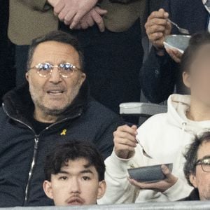Arthur et son fils Aaron - Célébrités dans les tribunes du quart de finale de la Ligue des Nations de l'UEFA 2025 "France - Croatie (2-0 / tab 5-4)" au Stade de France à Saint-Denis le 23 mars 2025. © Cyril Moreau/Bestimage