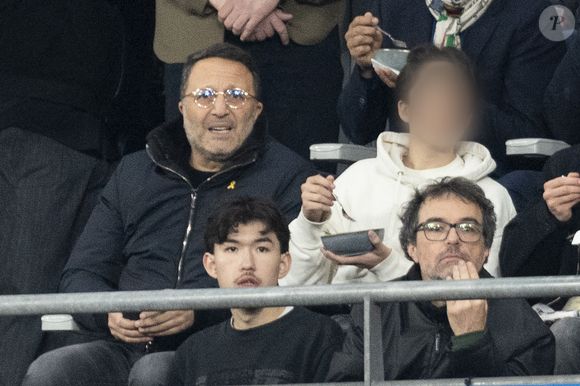 Arthur et son fils Aaron - Célébrités dans les tribunes du quart de finale de la Ligue des Nations de l'UEFA 2025 "France - Croatie (2-0 / tab 5-4)" au Stade de France à Saint-Denis le 23 mars 2025. © Cyril Moreau/Bestimage