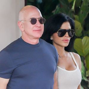 Mais son couple n'est pas en cause dans ce petit coup de mou. C'est en effet son fils, Evan, âgé de 18 ans, qui l'a mis dans un tel état.

Jeff Bezos et Lauren Sanchez à Miami. The ImageDirect / Bestimage