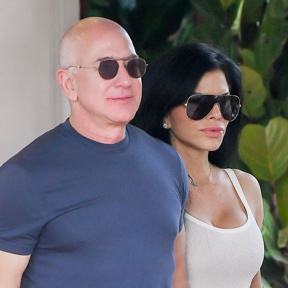 Mais son couple n'est pas en cause dans ce petit coup de mou. C'est en effet son fils, Evan, âgé de 18 ans, qui l'a mis dans un tel état.

Jeff Bezos et Lauren Sanchez à Miami. The ImageDirect / Bestimage