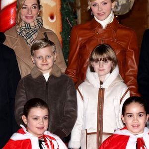 Accompagnée de ses enfants, Jacques et Gabriella, la princesse arborait une ravissante veste en cuir

La princesse Charlene de Monaco avec ses enfants, le prince héréditaire Jacques et la princesse Gabriella, a Inauguré le traditionnel Marché de Noël de Monaco, le 6 décembre 2024. Ils étaient accompagné par le nouveau ministre d'Etat de la Principauté © JC VINAJ / Pool Monaco / Bestimage